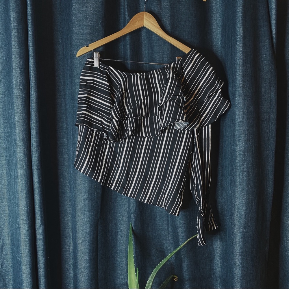 💥24 HR CLEAR-OUT💥 Splendid One Shoulder Blouse